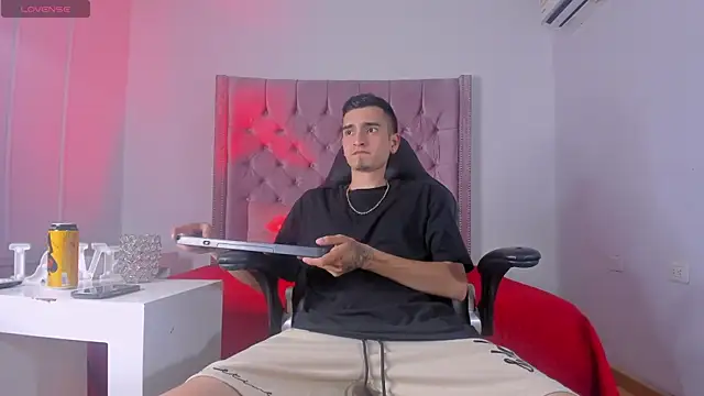 Snapshot of Ethan_Boy_ chatting on 10-13-25, 08:20 Ethan Boy online show from 10-13-25, 08:20