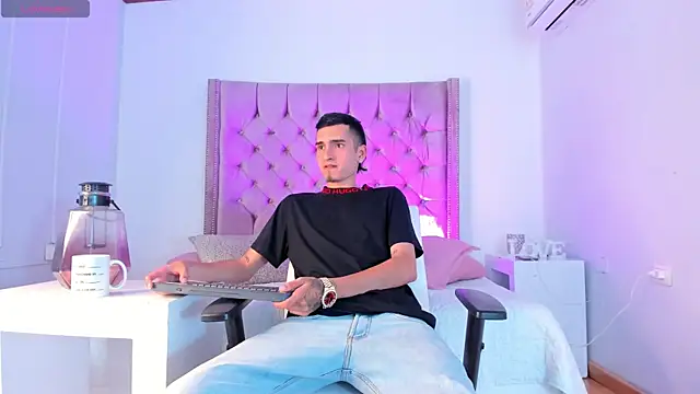 Snapshot of Ethan_Boy_ chatting on 10-14-25, 09:37 Ethan Boy online show from 10-14-25, 09:37