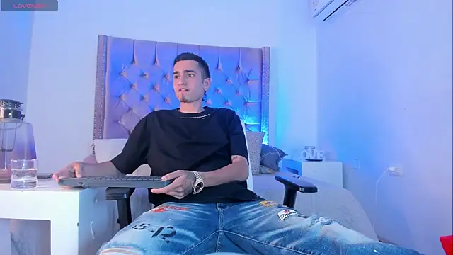 Snapshot of Ethan_Boy_ chatting on 10-17-25, 09:39 Ethan Boy online show from 10-17-25, 09:39