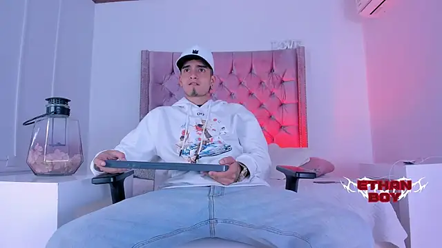 Snapshot of Ethan_Boy_ chatting on 11-24-25, 08:41 Ethan Boy online show from 11-24-25, 08:41