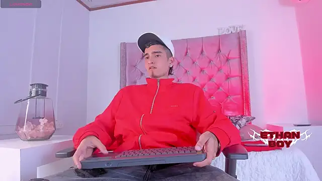 Snapshot of Ethan_Boy_ chatting on 11-25-25, 08:53 Ethan Boy online show from 11-25-25, 08:53