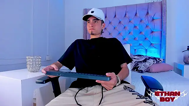 Snapshot of Ethan_Boy_ chatting on 11-28-25, 09:06 Ethan Boy online show from 11-28-25, 09:06