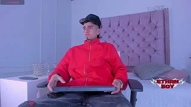 Snapshot of Ethan_Boy_ chatting on 12-01-25, 08:58 Ethan Boy online show from 12-01-25, 08:58