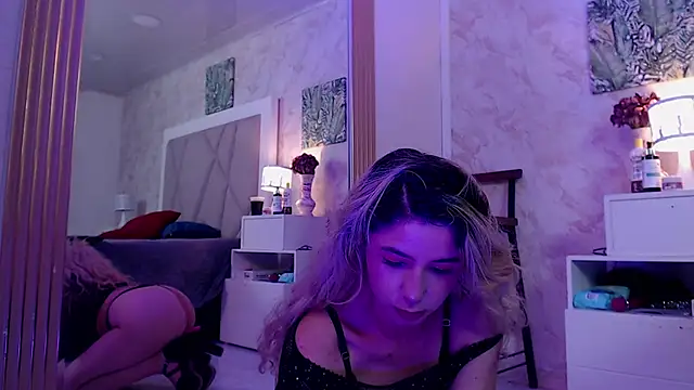 Snapshot of Sophie_teller chatting on 10-16-25, 04:24 Sophie teller online show from 10-16-25, 04:24