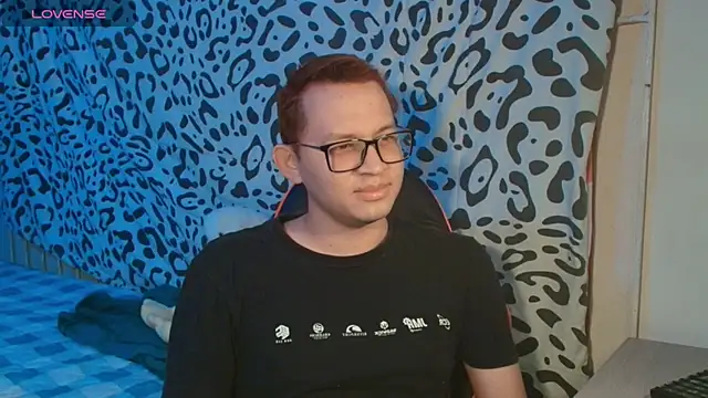 Snapshot of Josh_18cm chatting on 10-17-25, 12:25 Josh 18cm online show from 10-17-25, 12:25