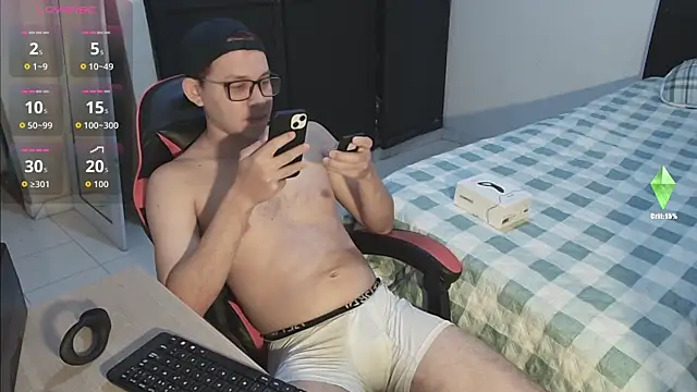 Snapshot of Josh_18cm chatting on 10-25-25, 10:45 Josh 18cm online show from 10-25-25, 10:45