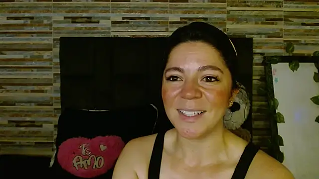 Snapshot of disneey2888 chatting on 10-20-25, 02:17 disneey2888 online show from 10-20-25, 02:17