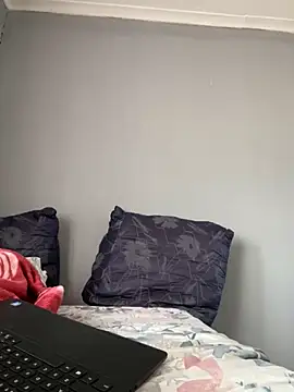 Wildpineapple online show from 11-08-25, 01:11