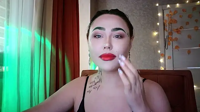 Snapshot of LolaMint_ chatting on 10-31-25, 11:22 LolaMint online show from 10-31-25, 11:22