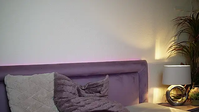 Snapshot of JoelleApril chatting on 11-11-25, 09:04 JoelleApril online show from 11-11-25, 09:04