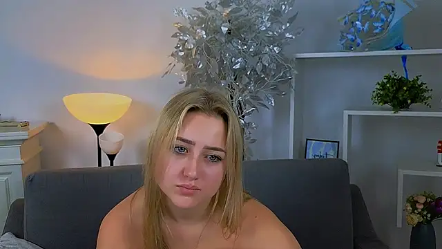 Snapshot of Lulu___Moon chatting on 10-28-25, 08:18 Lulu Moon online show from 10-28-25, 08:18