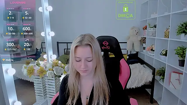 Snapshot of Lulu___Moon chatting on 10-29-25, 06:59 Lulu Moon online show from 10-29-25, 06:59