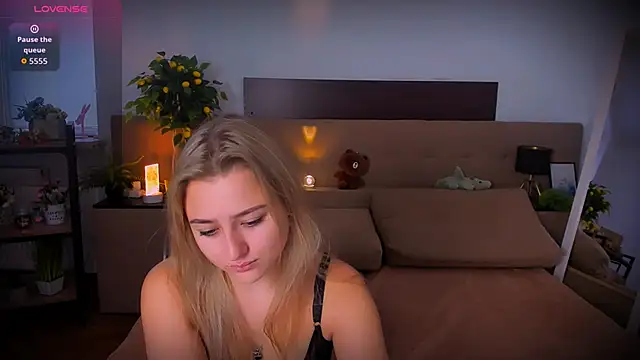 Snapshot of Lulu___Moon chatting on 11-07-25, 06:57 Lulu Moon online show from 11-07-25, 06:57