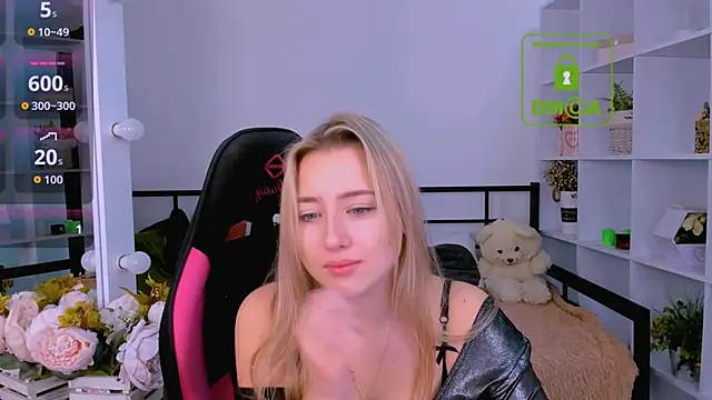 Snapshot of Lulu___Moon chatting on 11-16-25, 06:41 Lulu Moon online show from 11-16-25, 06:41