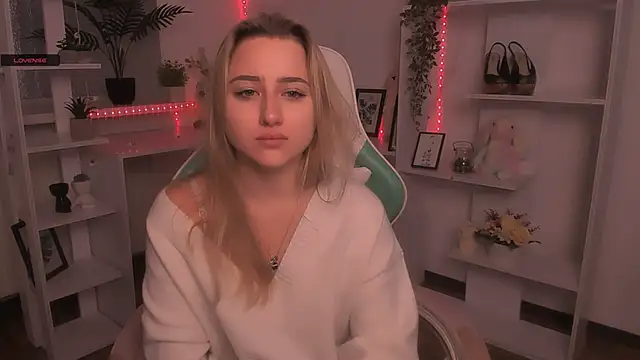 Snapshot of Lulu___Moon chatting on 11-27-25, 06:37 Lulu Moon online show from 11-27-25, 06:37