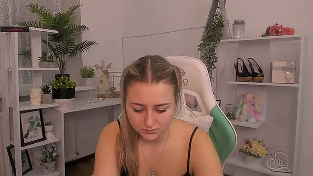 Snapshot of Lulu___Moon chatting on 12-04-25, 07:39 Lulu Moon online show from 12-04-25, 07:39