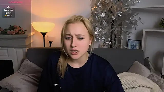 Snapshot of Lulu___Moon chatting on 12-17-25, 09:54 Lulu Moon online show from 12-17-25, 09:54