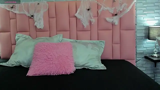 Snapshot of Valery_Monn chatting on 10-31-25, 11:55 Valery Monn online show from 10-31-25, 11:55