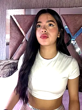 Snapshot of LunaMoore_Pink chatting on 10-17-25, 01:57 LunaMoore Pink online show from 10-17-25, 01:57