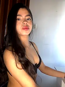 Snapshot of LunaMoore_Pink chatting on 10-18-25, 01:23 LunaMoore Pink online show from 10-18-25, 01:23