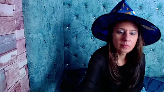 Snapshot of Kylie_Bloom chatting on 10-31-25, 06:20 Kylie Bloom online show from 10-31-25, 06:20