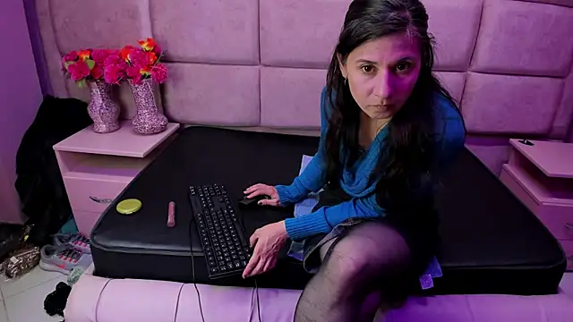 Snapshot of Kylie_Bloom chatting on 11-18-25, 08:57 Kylie Bloom online show from 11-18-25, 08:57