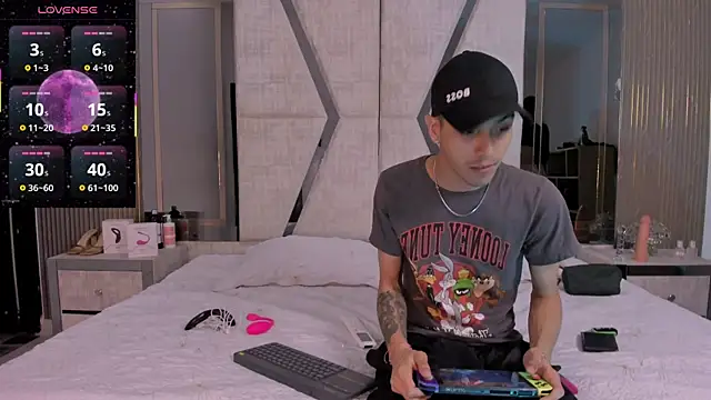 DerryAndIzzy online show from 11-06-25, 02:07