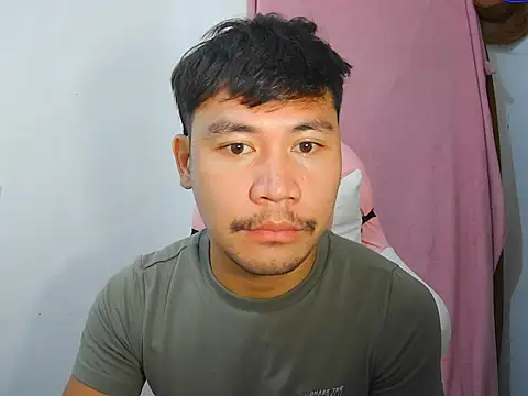 Snapshot of BennyHotPh chatting on 10-11-25, 04:22 BennyHotPh online show from 10-11-25, 04:22