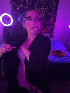 Snapshot of MiniMonroe chatting on 10-20-25, 08:37 MiniMonroe online show from 10-20-25, 08:37