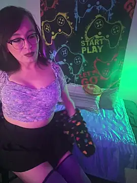 Snapshot of MiniMonroe chatting on 10-21-25, 04:46 MiniMonroe online show from 10-21-25, 04:46