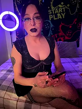 Snapshot of MiniMonroe chatting on 11-06-25, 09:43 MiniMonroe online show from 11-06-25, 09:43