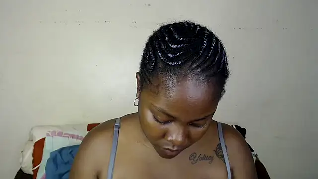 Yolaqueen04 online show from 10-28-25, 05:04