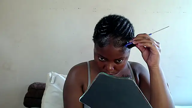 Yolaqueen04 online show from 11-13-25, 10:47