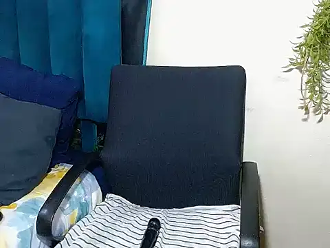 Lauren-001 online show from 10-12-25, 04:55