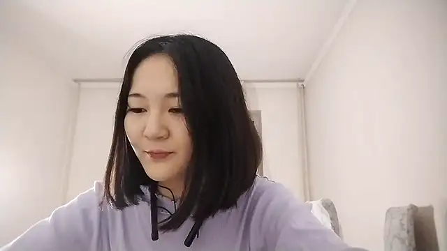 Snapshot of Lyndasilk chatting on 10-28-25, 02:09 Lyndasilk online show from 10-28-25, 02:09