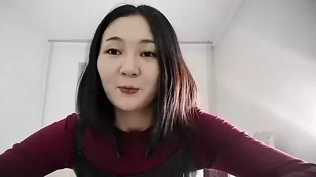 Snapshot of Lyndasilk chatting on 11-15-25, 02:13 Lyndasilk online show from 11-15-25, 02:13