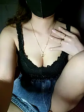 Snapshot of LinaCii chatting on 10-31-25, 03:07 LinaCii online show from 10-31-25, 03:07