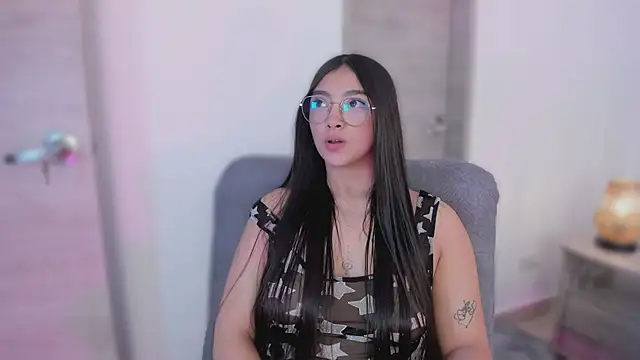 Snapshot of MirandaJohnson_ chatting on 10-22-25, 01:22 MirandaJohnson online show from 10-22-25, 01:22