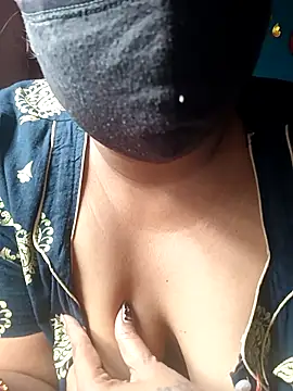 Snapshot of SX-ANA chatting on 11-11-25, 10:04 SX-ANA online show from 11-11-25, 10:04