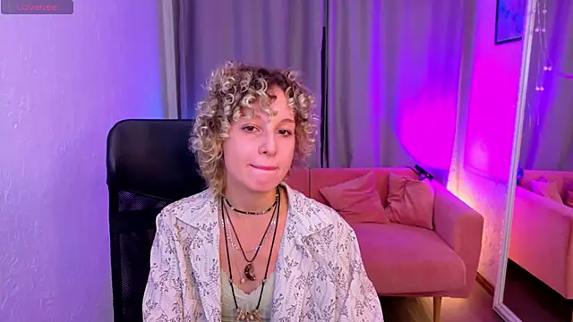Snapshot of Mary_Wahlberg chatting on 10-13-25, 06:02 Mary Wahlberg online show from 10-13-25, 06:02