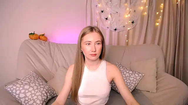 Snapshot of EllyColins chatting on 10-18-25, 02:36 EllyColins online show from 10-18-25, 02:36