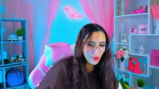 Snapshot of RebeckaThornton chatting on 11-11-25, 10:04 RebeckaThornton online show from 11-11-25, 10:04