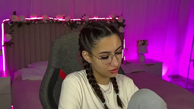 Snapshot of RebeckaThornton chatting on 11-16-25, 11:49 RebeckaThornton online show from 11-16-25, 11:49