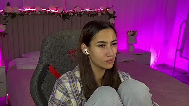 Snapshot of RebeckaThornton chatting on 11-18-25, 06:01 RebeckaThornton online show from 11-18-25, 06:01