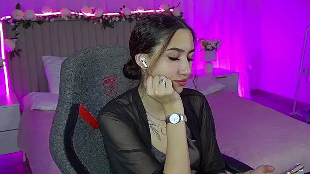 Snapshot of RebeckaThornton chatting on 12-17-25, 07:47 RebeckaThornton online show from 12-17-25, 07:47