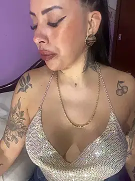 Snapshot of MiaFox19- chatting on 10-15-25, 02:44 MiaFox19- online show from 10-15-25, 02:44
