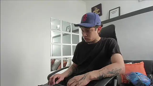 Snapshot of Sky_Wild chatting on 10-30-25, 08:20 Sky Wild online show from 10-30-25, 08:20