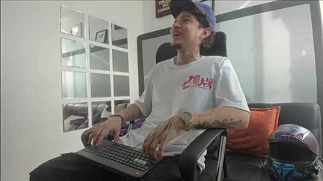 Snapshot of Sky_Wild chatting on 10-31-25, 08:43 Sky Wild online show from 10-31-25, 08:43