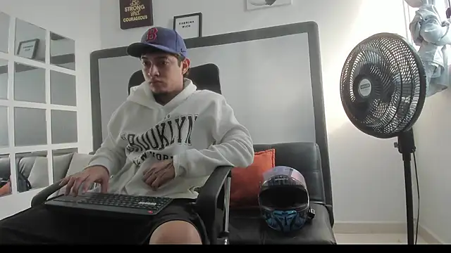 Snapshot of Sky_Wild chatting on 11-02-25, 08:33 Sky Wild online show from 11-02-25, 08:33