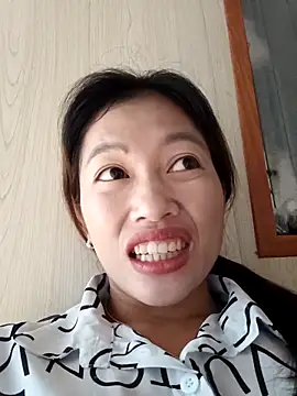 Snapshot of -Paige- chatting on 10-17-25, 07:44 -Paige- online show from 10-17-25, 07:44